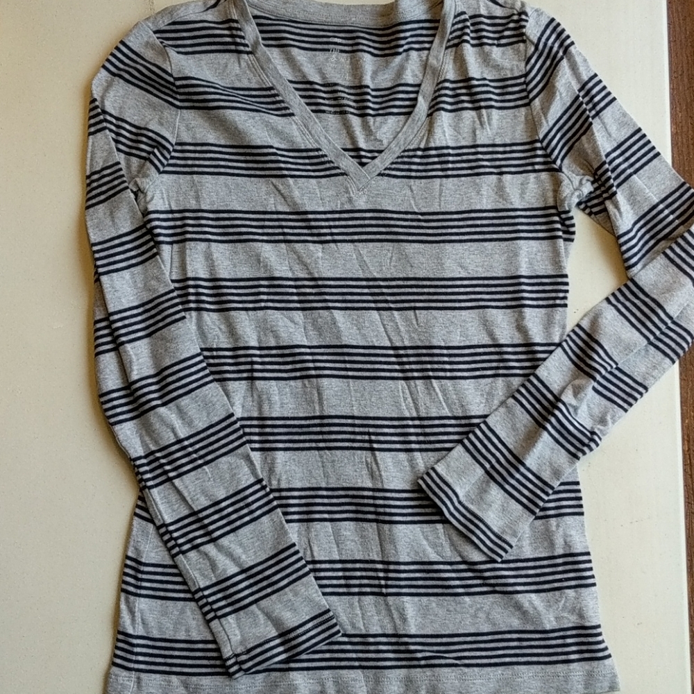 Gap horizontal striped v neck long sleeve tee